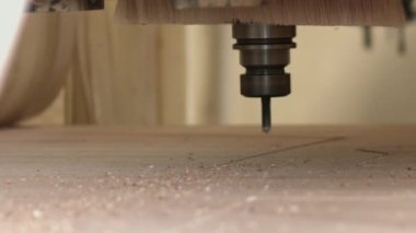 CNC makinesinin yakın plan görüntüsü kontrplak, Nottingham, İngiltere