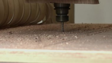 CNC makinesinin yakın plan görüntüsü kontrplak, Nottingham, İngiltere