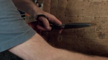 Antika koltuk döşemeleri, Kenilworth, Coventry, İngiltere 'de çalışan bir adam.