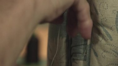 Mobilya döşemeleri, Kenilworth, Coventry, İngiltere 'de çalışan bir adam.