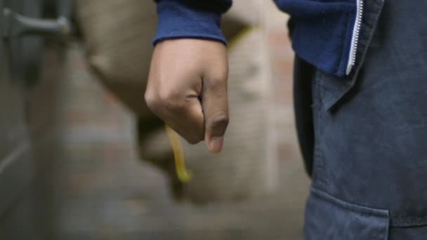 Close Mão Homem Deixando Cair Sujeira Londres Inglaterra Reino Unido — Vídeo de Stock