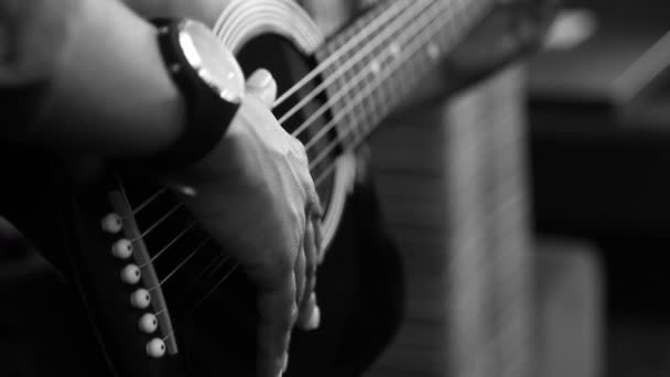 ギターを弾く男の黒と白の映像 ギターの弦を弄ぶ男の手 — ストック動画