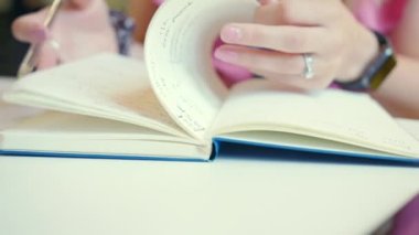 Not defterine bakan kadın, Nottingham, Nottinghamshire, İngiltere