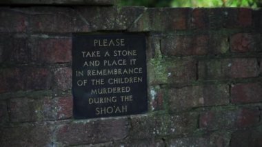 Newark, Nottinghamshire, İngiltere 'deki Yahudi Soykırımı Anıtı' nın duvarındaki plaket.