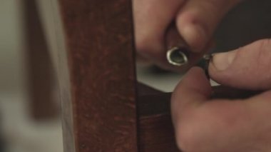 Antika koltukta çalışan adam, Kenilworth, Coventry, İngiltere