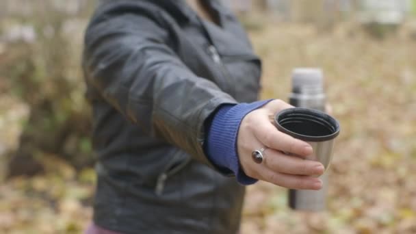 Mujer Lanzando Bebida Taza Londres Inglaterra Reino Unido — Vídeos de Stock