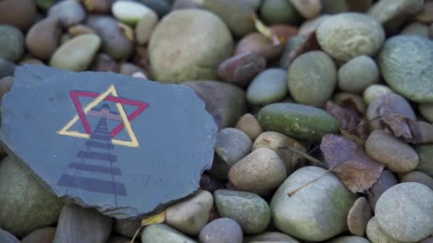 英国诺丁汉郡纽瓦克大屠杀纪念馆石头堆 — 图库视频影像