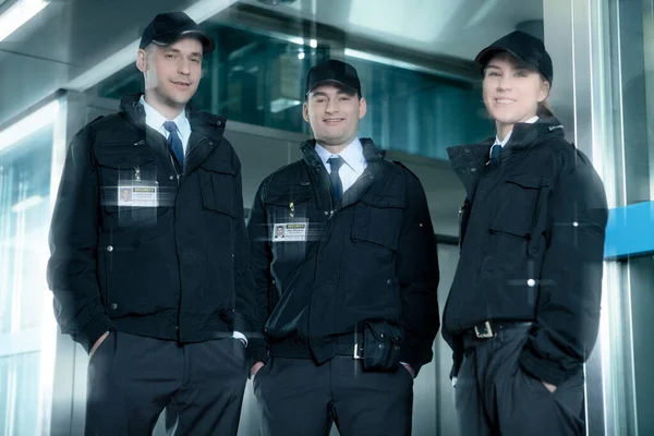 Retrato Guardias Seguridad Pie Pasillo Cerca Del Ascensor — Foto de Stock