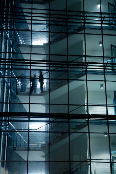 Siluetas Guardias Seguridad Vistos Través Ventanas Edificios Oficinas Por Noche —  Fotos de Stock
