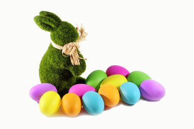 Easter Bunny tavşan ve renkli Paskalya yumurtaları