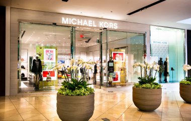 Santa Clara, CA USA - 14 Ocak 2021: Michael Kors moda tasarımcısı bir alışveriş merkezinde. Giyim, el çantası, ayakkabı, saat, aksesuar satan çok uluslu bir moda holding şirketi.