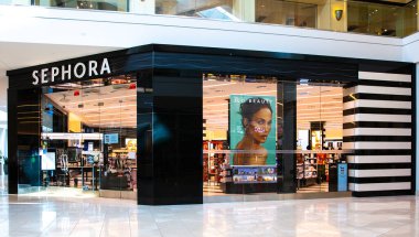 Santa Clara, CA, ABD - 14 Ocak 2021: Sephora moda tasarımcısı kozmetik ürünleri ve bir alışveriş merkezinde parfüm dükkanı. Fransız çokuluslu kişisel bakım ve güzellik ürünleri perakendecisi..