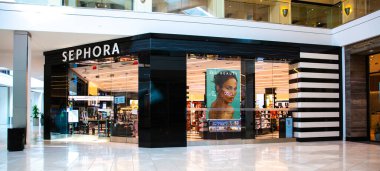 Santa Clara, CA, ABD - 14 Ocak 2021: Sephora moda tasarımcısı kozmetik ürünleri ve bir alışveriş merkezinde parfüm dükkanı. Fransız çokuluslu kişisel bakım ve güzellik ürünleri perakendecisi..
