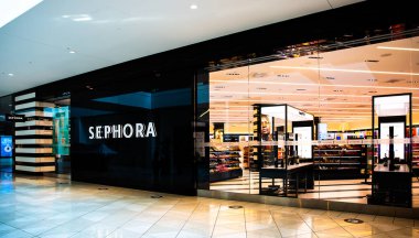 Santa Clara, CA, ABD - 14 Ocak 2021: Sephora moda tasarımcısı kozmetik ürünleri ve bir alışveriş merkezinde parfüm dükkanı. Fransız çokuluslu kişisel bakım ve güzellik ürünleri perakendecisi..