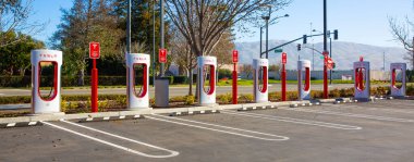 Fremont, CA, USA - 20 Ocak 2021: elektrikli arabalar için Tesla Supercharger. Tesla, Palo Alto, Kaliforniya merkezli bir Amerikan elektrikli araç ve temiz enerji şirketidir.