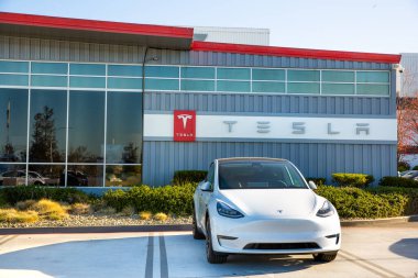 Fremont, CA, ABD - 20 Ocak 2021: Tesla fabrikası, Palo Alto, Kaliforniya merkezli bir Amerikan elektrikli araç ve temiz enerji şirketi
