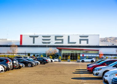 Fremont, CA, ABD - 20 Ocak 2021: Tesla fabrikası, Palo Alto, Kaliforniya merkezli bir Amerikan elektrikli araç ve temiz enerji şirketi