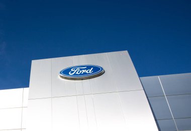 Santa Clara, CA, ABD - 14 Ocak 2021: Ford Motor Şirketi bayilik ve hizmet. Merkezi Dearborn, Michigan 'da bulunan çok uluslu Amerikan otomobil üreticisi