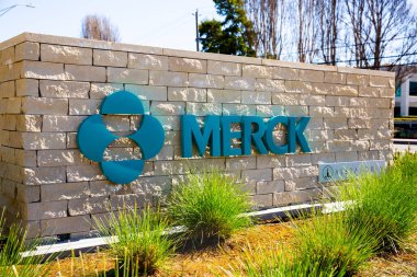 Güney San Francisco, CA, ABD - 24 Şubat 2021: Merkezi New Jersey 'de bulunan bir Amerikan ilaç firması olan Merck Araştırma Laboratuvarları' nın şirket binasının kapatılması