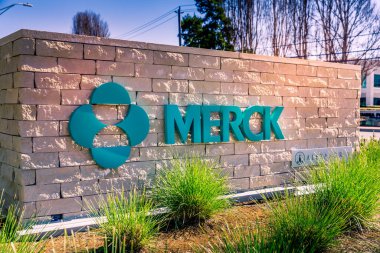 Güney San Francisco, CA, ABD - 24 Şubat 2021: Merkezi New Jersey 'de bulunan bir Amerikan ilaç firması olan Merck Araştırma Laboratuvarları' nın şirket binasının kapatılması