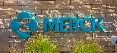 Güney San Francisco, CA, ABD - 24 Şubat 2021: Merkezi New Jersey 'de bulunan bir Amerikan ilaç firması olan Merck Araştırma Laboratuvarları' nın şirket binasının kapatılması