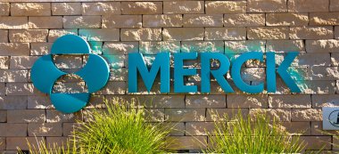 Güney San Francisco, CA, ABD - 24 Şubat 2021: Merkezi New Jersey 'de bulunan bir Amerikan ilaç firması olan Merck Araştırma Laboratuvarları' nın şirket binasının kapatılması