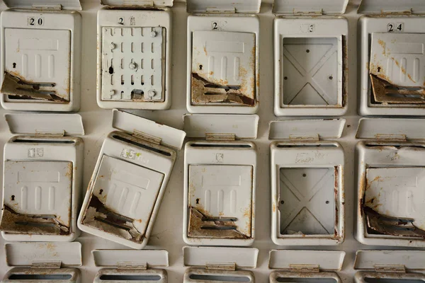 Verlassene alte klassische zerbrochene Briefkästen in einer Reihe — Stockfoto