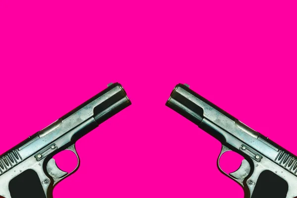 Two world war 2 guns facing each other on a pink background — Stock Photo, Image