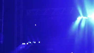 Sahne aydınlatma armatürleri, mavi, mor ve pembe ışıklar. 4K görüntüler. Gece hayatı ve eğlence anlayışı. Arkaplan olarak kullanılabilir.