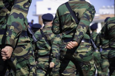 Ordu askerleri sokaklarda geçit töreni yapıyor. Ordu askerlerinin yürüyüşünü yakından çek. Askere alınmanın ya da savaşa gitmenin konsept fotoğrafı. 8K Çözünürlüğü.