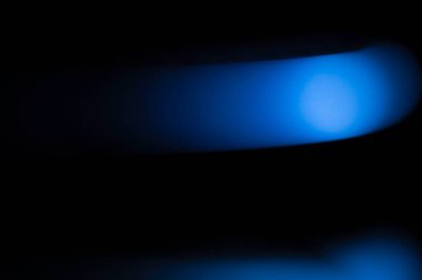 Koyu arkaplanda mavi ışık. Gradyan asgari vuruş ışığı. 8K Çözünürlüğü.