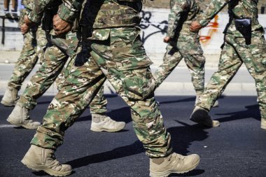 Ordu askerleri sokaklarda geçit töreni yapıyor. Ordu askerlerinin yürüyüşünü yakından çek. Askere alınmanın ya da savaşa gitmenin konsept fotoğrafı. 8K Çözünürlüğü.