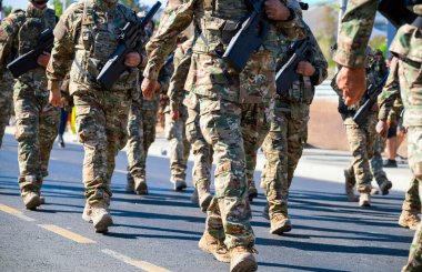Ordu askerleri sokaklarda geçit töreni yapıyor. Ordu askerlerinin yürüyüşünü yakından çek. Askere alınmanın ya da savaşa gitmenin konsept fotoğrafı. 8K Çözünürlüğü.
