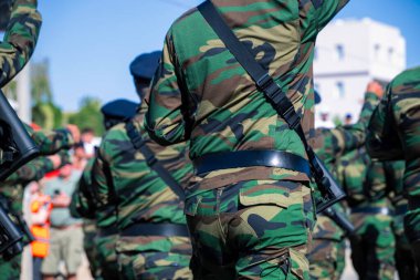 Ordu askerleri sokaklarda geçit töreni yapıyor. Ordu askerlerinin yürüyüşünü yakından çek. Askere alınmanın ya da savaşa gitmenin konsept fotoğrafı. 8K Çözünürlüğü.