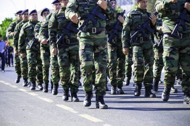 Lefkoşe, Kıbrıs - 1 Ekim 2025: Lefkoşe Kıbrıs 'ta ordu geçidi. Asker kılığına girmiş birkaç asker sıraya girdi. 8K çözünürlüğü.