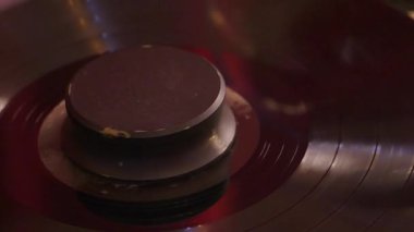 Pikapta yavaşça dönen bir Spindle. Döner tablonun 4K yavaş çekim görüntüsü.