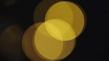 Sarı parçacıkları hareket ettiren 4k yavaş çekim. Soyut Noel arkaplanı. Yanıp sönen ışıklar. Genel grafik kaynakları.