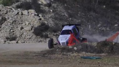 LARNACA, CYPRUS - 14 Aralık 2025: Kıbrıs Rum Kesimi, Kornos bölgesinde toplandı. Bir Can-AM Maverick X3 arabasının tozlu bir yolda yarışının yavaş çekim görüntüleri..