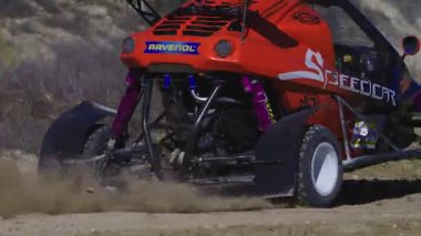 LARNACA, CYPRUS - 14 Aralık 2025: Kıbrıs Rum Kesimi, Kornos bölgesinde toplandı. Bir Can-AM Maverick X3 arabasının tozlu bir yolda yarışının yavaş çekim görüntüleri..