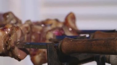 Kıbrıs Rum Kesimi 'nin kömür üzerindeki geleneksel suvla pişirme görüntülerinin 4k yavaş çekimi. Paskalya Günü ızgarada tavuk ve lamba pişirirken..