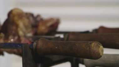 4K gerçek zamanlı Kıbrıs Rum geleneksel souvla pişirme görüntüsü. Paskalya Günü ızgarada tavuk ve lamba pişirirken..