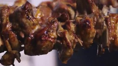 Kıbrıs Rum Kesimi 'nin kömür üzerindeki geleneksel suvla pişirme görüntülerinin 4k yavaş çekimi. Paskalya Günü ızgarada tavuk ve lamba pişirirken..