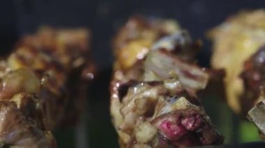 Kıbrıs Rum Kesimi 'nin kömür üzerindeki geleneksel suvla pişirme görüntülerinin 4k yavaş çekimi. Paskalya Günü ızgarada tavuk ve lamba pişirirken..