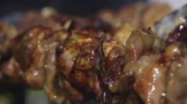 Kıbrıs Rum Kesimi 'nin kömür üzerindeki geleneksel suvla pişirme görüntülerinin 4k yavaş çekimi. Paskalya Günü ızgarada tavuk ve lamba pişirirken..