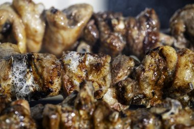 Geleneksel Kıbrıs yemeği souvla. Kömürde pişen kızarmış tavuk ve kuzu eti. 8K çözünürlük fotoğrafçılık.