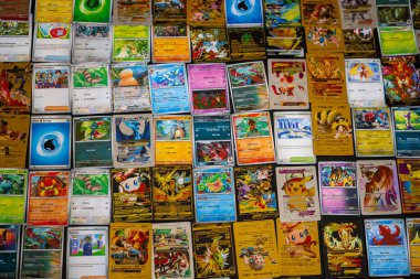 Lefkoşe, Kıbrıs - 20 Aralık 2025: Pokemon oyun kartlarının çeşitli ürünleri. Ticaret kartları Nintendo tarafından üretiliyor. Pokemon oyun kartları çocuklar ve gençler arasında popülerdir ve sık sık toplanır ve takas edilir..