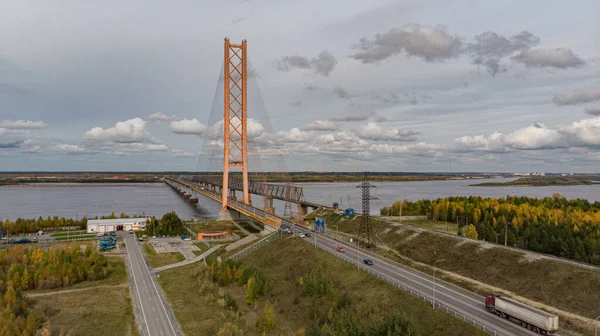 Most Kablowy Nad Rzeką — Zdjęcie stockowe