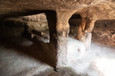 Kayadaki şehir odaları