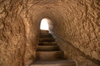 Kayanın içinde insan yapımı tüneller