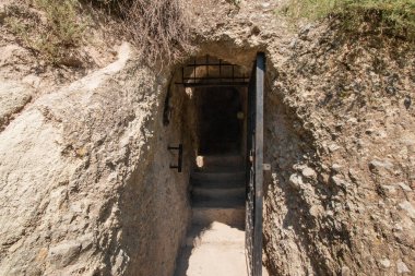 Kayanın içinde insan yapımı tüneller